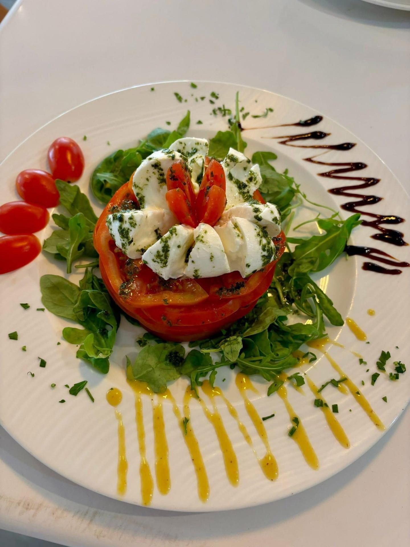 Tomate con burrata y pesto