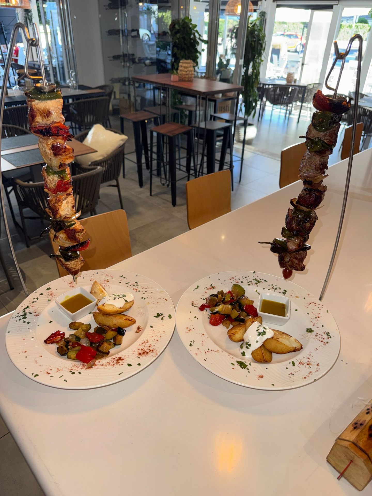 Brochetas al grill, especialidad Dos Pins
